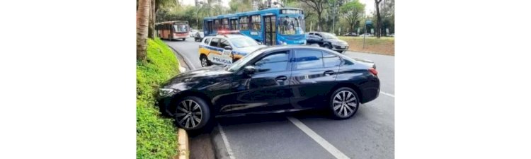 Adolescente de 14 anos pega BMW do pai e bate veículo em bairro nobre de BH