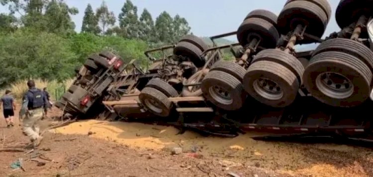 Pedestre que passava em BR é soterrado por quase 40 toneladas de milho e sobrevive