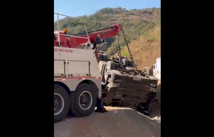 Homem morre e mulher fica ferida após caminhão capotar na BR-262, em Juatuba