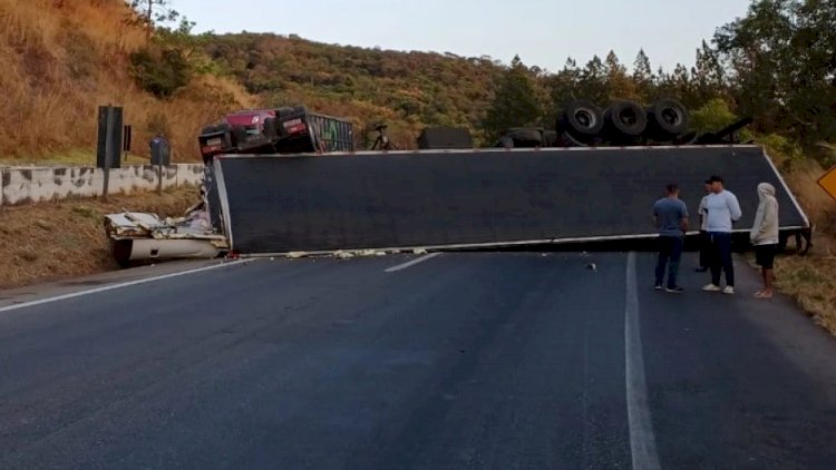 Veja fotos e vídeo do acidente com carreta na BR-262 que matou motorista e feriu passageira