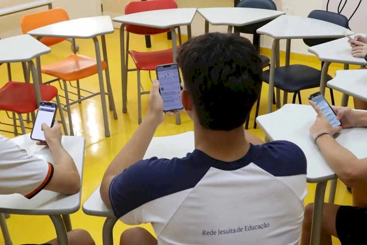 Proibição é a melhor alternativa? Especialistas debatem impactos do uso de celular na escola