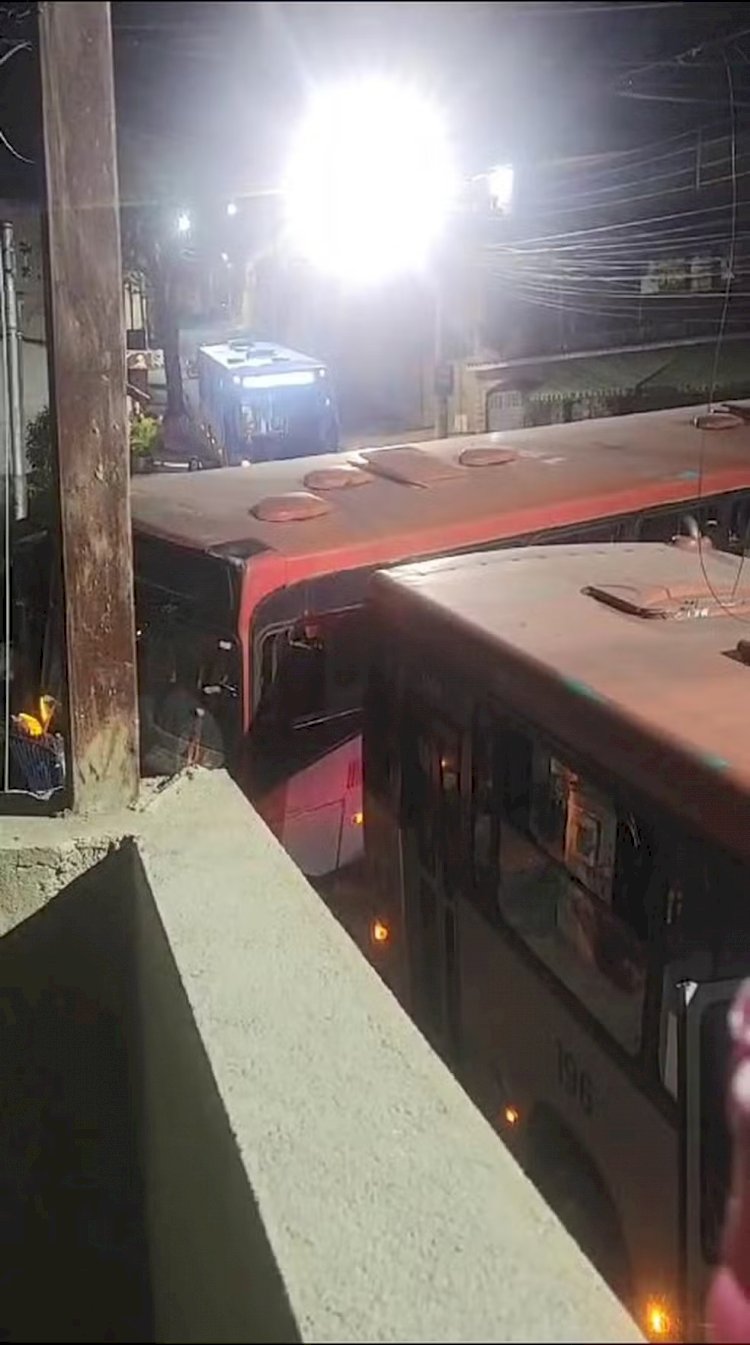 Ônibus urbano guinchado se desprende e bate em muro de casa em Juiz de Fora; VÍDEO