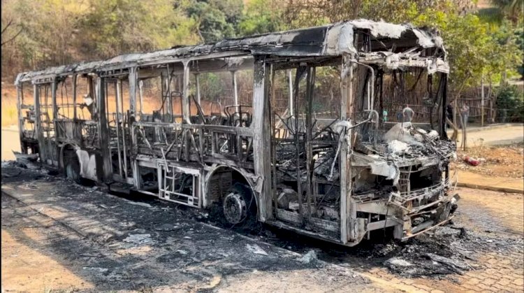 Incêndio em ônibus atinge fiação elétrica e moradores ficam sem luz em Governador Valadares