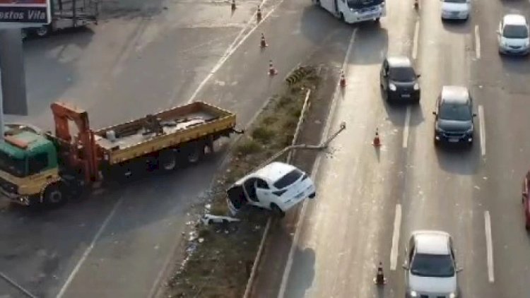 Vídeo: HB20 fica pendurado em grade da Fernão Dias após desviar de carreta