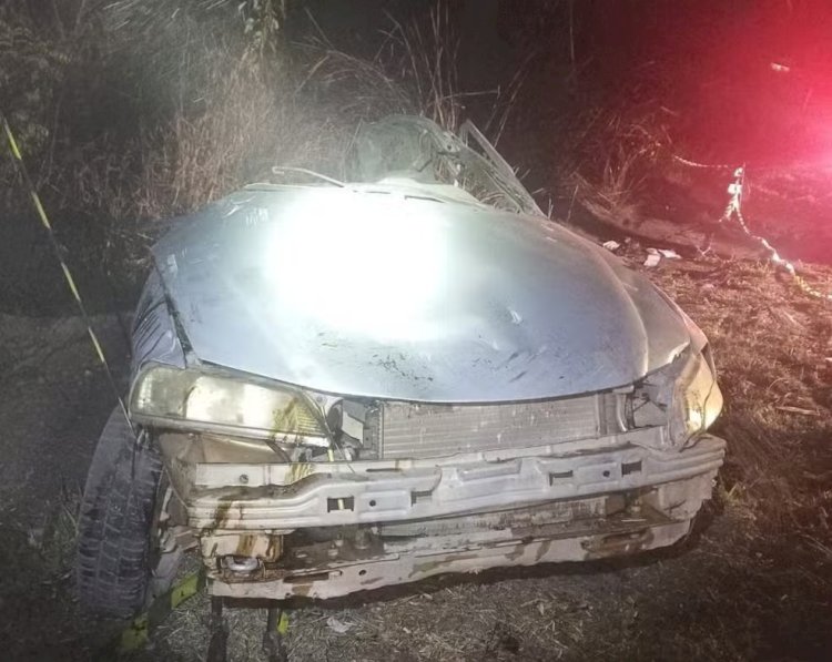 Após ultrapassagem, carro tomba, bate em caminhão e motorista morre na BR-494, em Divinópolis