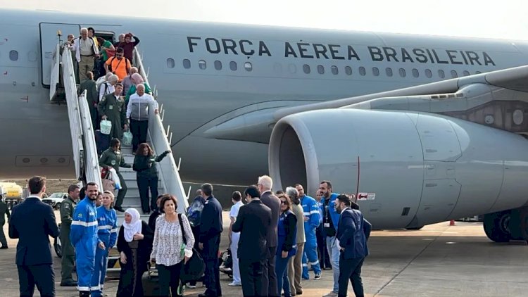 Segundo avião com brasileiros repatriados do Líbano pousa em Guarulhos