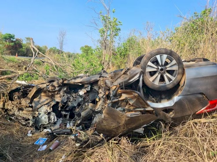 Mulher morre e três pessoas ficam feridas em capotamento na BR-135, em Bocaiuva