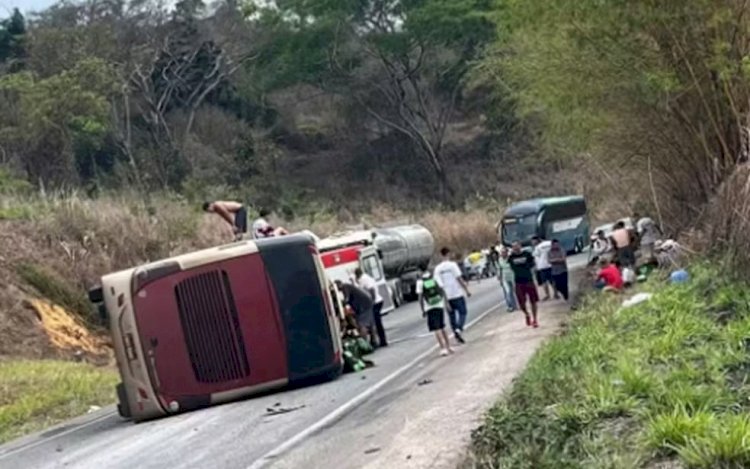 Ônibus que tombou na BR-418 levava estudantes do Sul de MG para excursão na Bahia