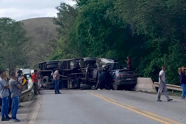 Acidente deixa 4 vítimas e deixa BR-040 totalmente interditada em Juiz de Fora