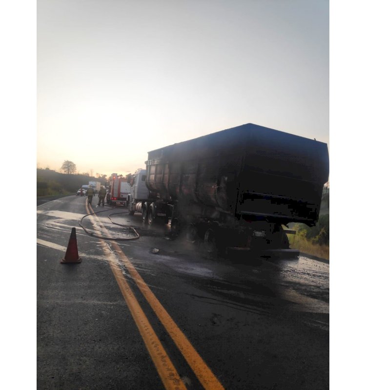 Carreta carregada de calcário pega fogo na BR-262, em Minas