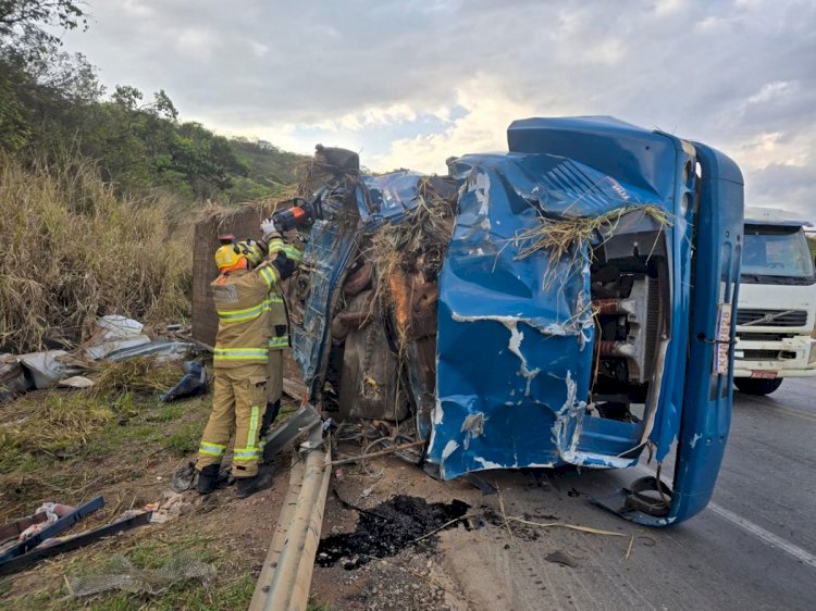 Motorista morre preso às ferragens após caminhão capotar na BR-251, em MG