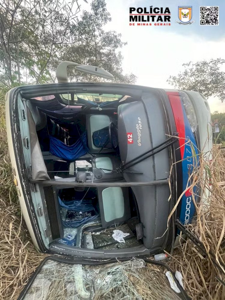 Ônibus sai da pista, bate em árvore e tomba na MG-311, em Pescador