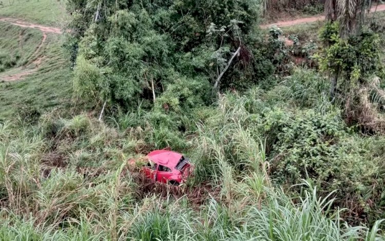 Idosa morre após fusca capotar e cair em barranco na MG-133