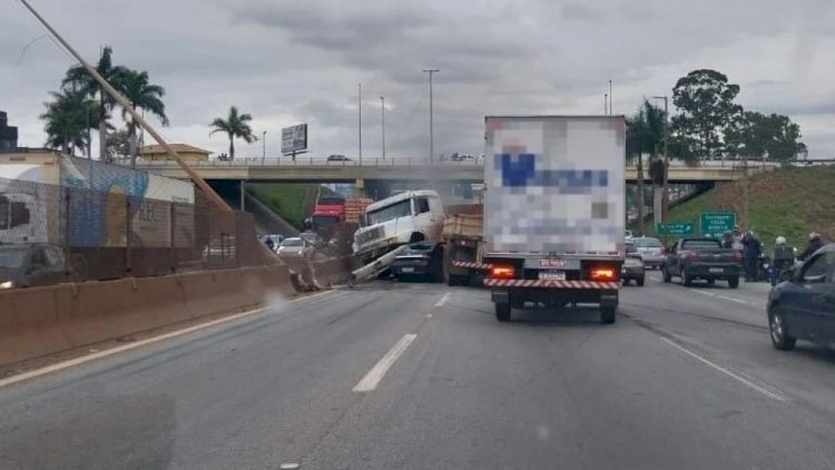 Carreta fica em ‘L’ em acidente com carro e interdita a Fernão Dias em Betim