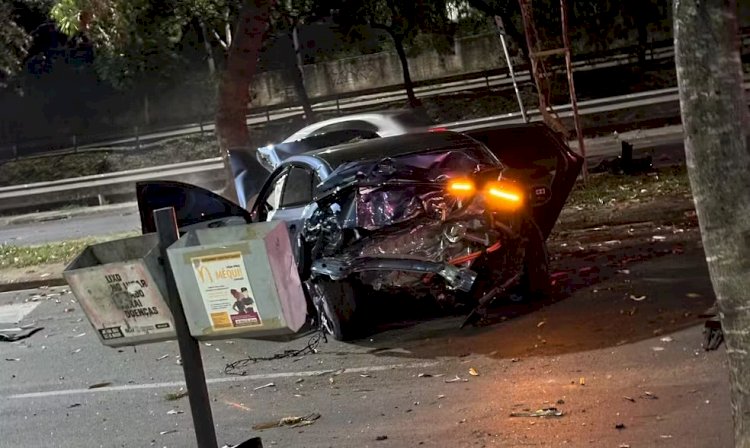 VÍDEO: câmera flagra momento em que advogado com CNH cassada bate carro de luxo e derruba poste