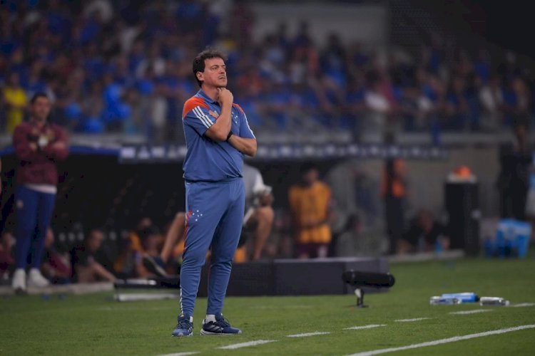 Fernando Diniz completa um mês de Cruzeiro sem vitórias e sob desconfiança da torcida