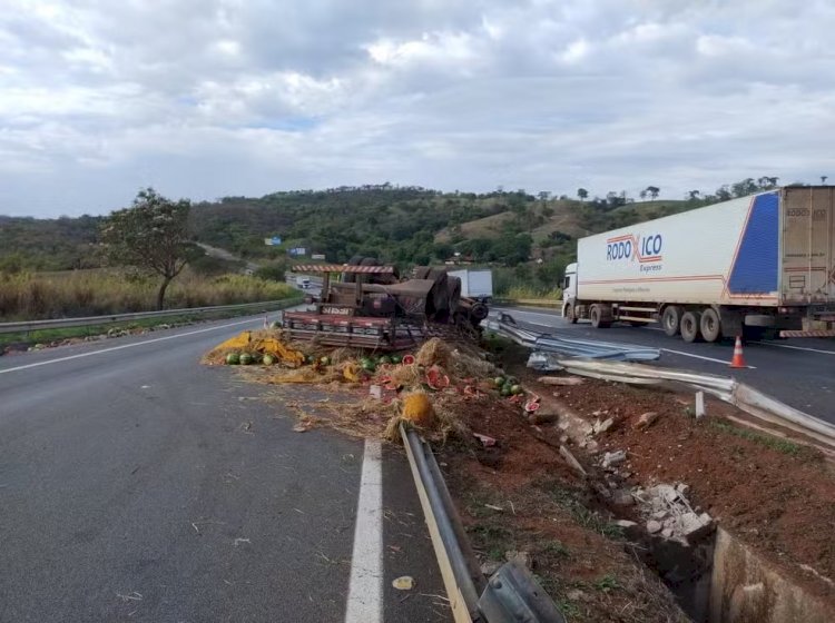 Caminhão com melancias tomba e motorista morre na BR-050, em Araguari