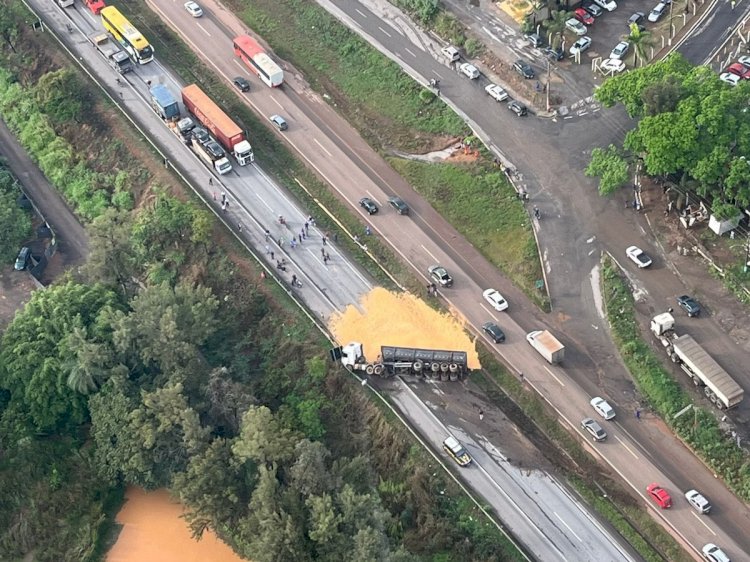 Carreta carregada de milho tomba e interdita BR-040 na Grande BH; veja vídeo