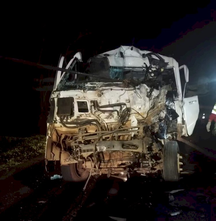 Caminhoneiro morre preso às ferragens em batida com carreta na BR-050, em Uberaba