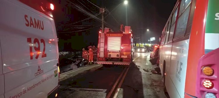 Motorista bate de frente com ônibus urbano e morre em Juiz de Fora