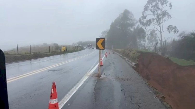 Erosão provoca isolamento de faixa na BR-262 em São Domingos do Prata (MG)