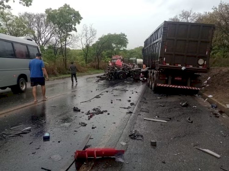 Cabine fica 'moída' e motorista morre após batida entre carretas na BR-040; vídeo