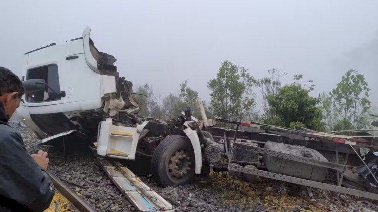 Motorista se salva após bater caminhão em trem em movimento em MG