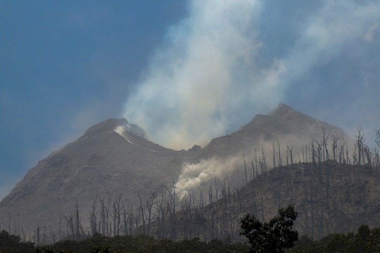 Vulcão entra em erupção e mata pelo menos dez na Indonésia, que entra em alerta máximo