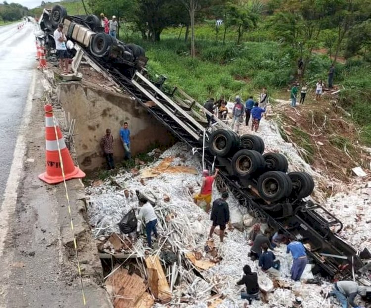 Motorista de caminhão morre após perder controle da direção e cair de rodovia em MG; carga foi saqueada