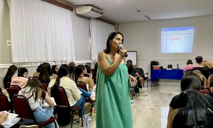 Professora de MG acerta temática de redação e antecipa texto motivador usado na proposta do Enem 2024