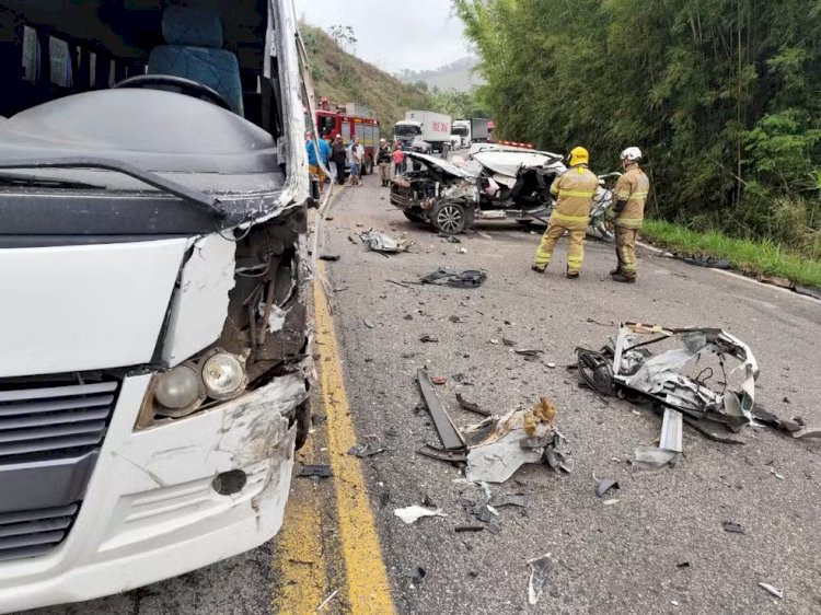 Carro e micro-ônibus batem de frente na MG-353, entre Coronel Pacheco e Juiz de Fora