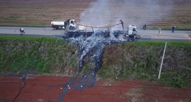 Caminhão carregado com linhas de tricô fica destruído após pegar fogo em Campestre, MG