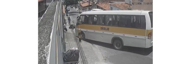 Vídeo: veja momento em que ônibus escolar prensa jovem em muro na Grande BH