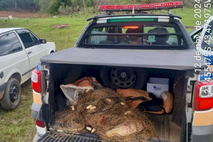 Polícia Militar do Meio Ambiente apreende quatro aves e 12 kg de peixes em Santos Dumont