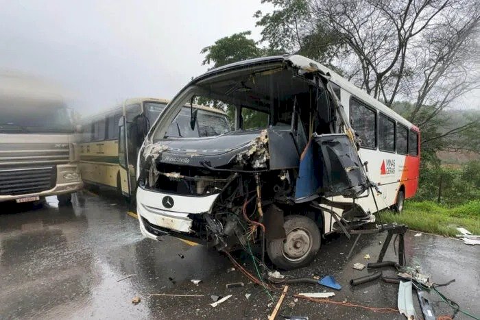 Acidente entre carreta e ônibus deixa dois feridos