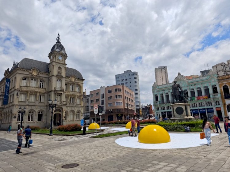 'Ovos fritos gigantes' são instalados no centro de Curitiba; entenda