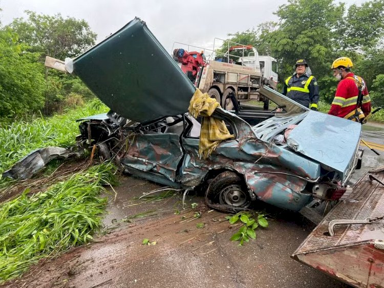 Carros são atingidos por caminhão e caem em ribanceira na BR-262; feridos são socorridos