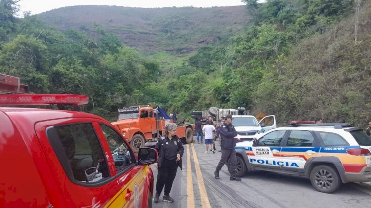 Homem morre preso às ferragens após carreta que ele conduzia tombar e bater em barranco