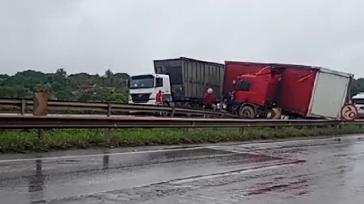 Vídeo: acidente com carreta na BR-040 deixa lentidão de 10 quilômetros na Grande BH