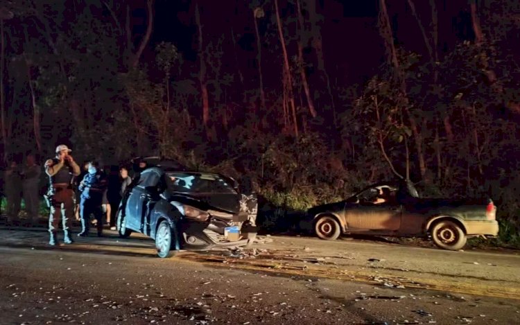 Oito pessoas ficam feridas após dois carros baterem de frente e atingirem um terceiro em rodovia de MG