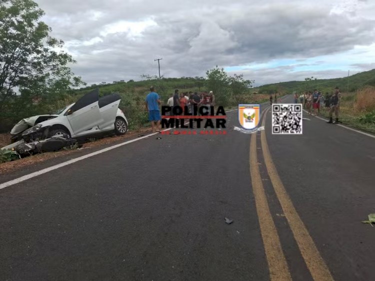 Batida frontal entre carro e motocicletas causa a morte de duas pessoas na LMG-635, em Mato Verde