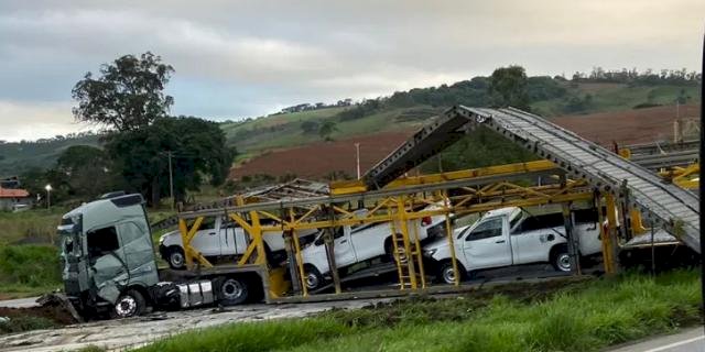 Acidente com carreta cegonheira causa congestionamento na Fernão Dias, no Sul de Minas