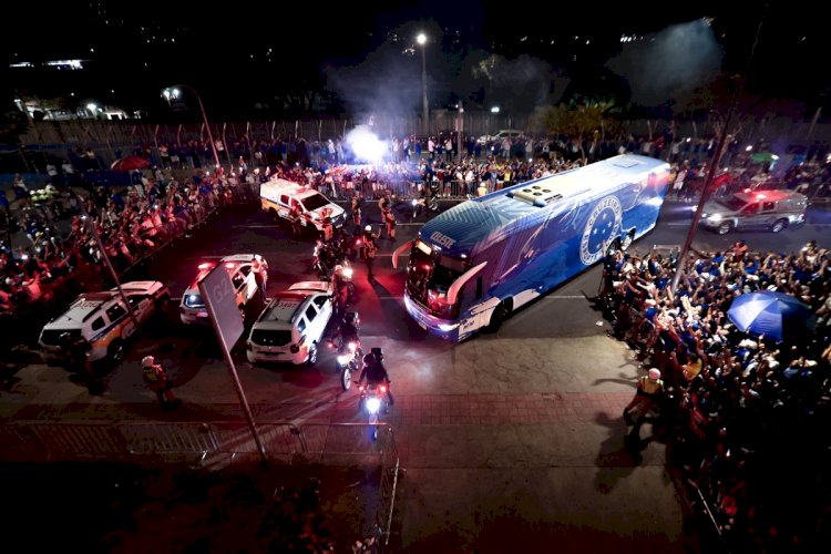 Torcida do Cruzeiro prepara festa na Toca e em Confins antes de viagem para final