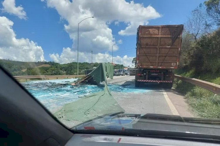 Carga de vidro cai de caminhão e fecha BR-040, em Barbacena