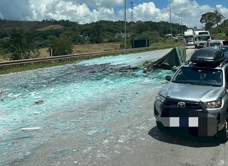 Carga de vidro cai de caminhão e fecha BR-040, em Barbacena