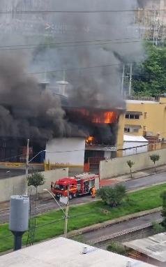 VÍDEO: fábrica de pães perto do Minas Shopping pega fogo; fumaça pode ser vista de longe