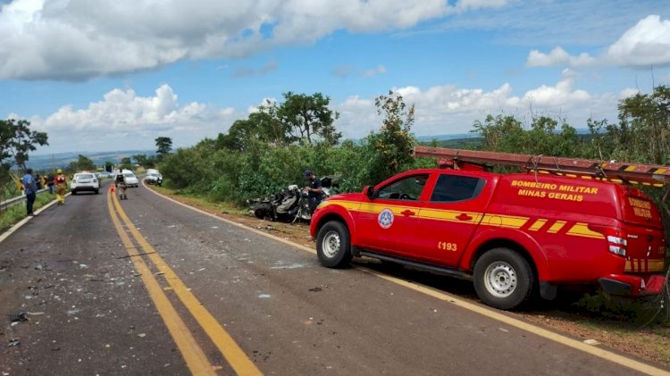 Mulher morre presa às ferragens após carro bater de frente com caminhão em rodovia de MG