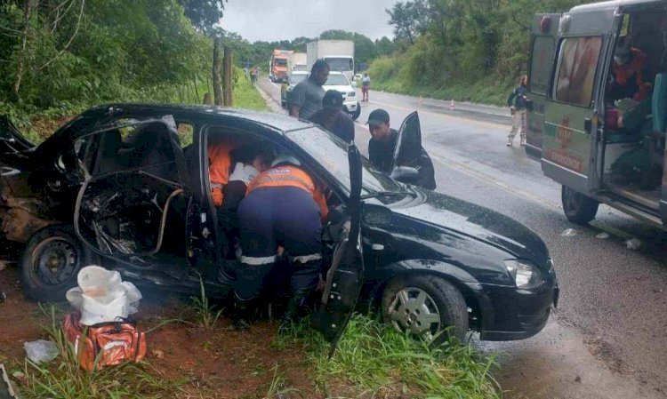 BR-381: criança é entubada por causa de acidente grave entre dois carros