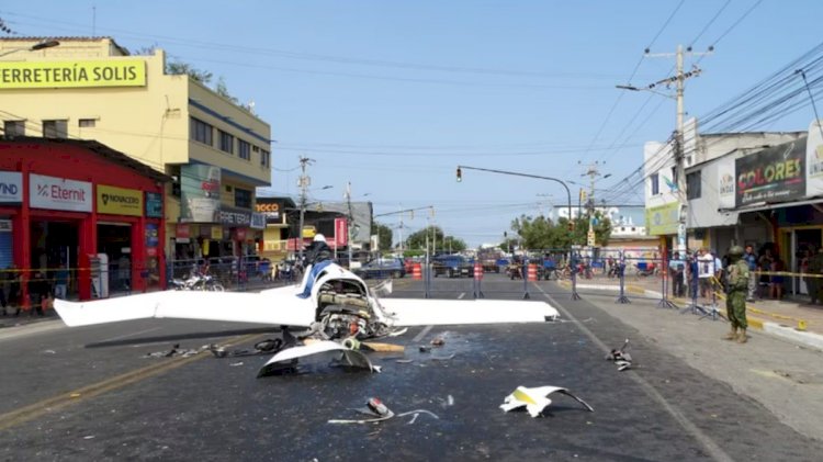 Vídeo: avião cai em via movimentada do Equador e deixa duas pessoas mortas