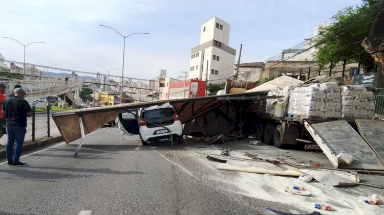 Vídeo: acidente entre carreta e carro interdita faixas e trava trânsito na avenida Cristiano Machado